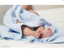 Charger l&#39;image dans la galerie, Couverture en coton tricotée - Cellular baby blanket

